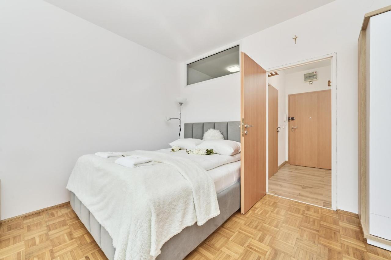 Apartments Wroclaw Legnicka By Noclegi Renters Bagian luar foto